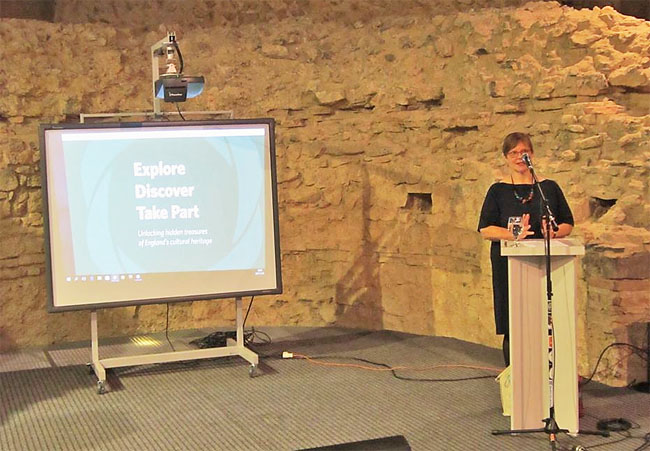 Katy Spicer brengt de keynote presentatie in de Cella Septichora in Pécs