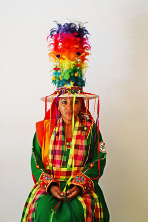 Kleurrijk kostuum uit de collectie van Kantuta (foto: Eline De Lepeleire)