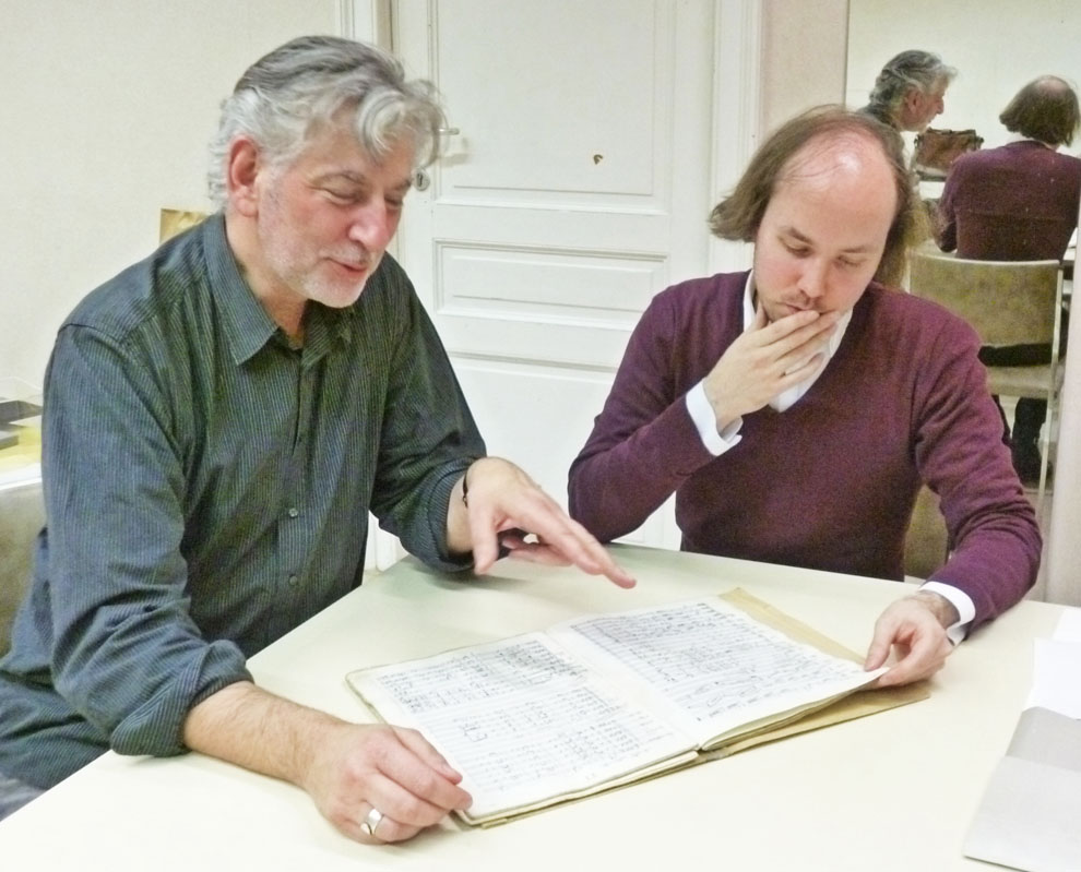 Johan Eeckeloo (l) en Kurt Bertels (r) buigen zich over Gilsons saxofoonconcerto